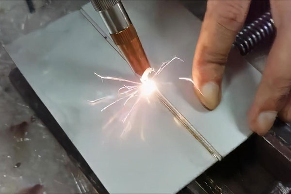 手持式激光焊接機(jī)與傳統(tǒng)焊接機(jī)比有什么優(yōu)勢(shì)？